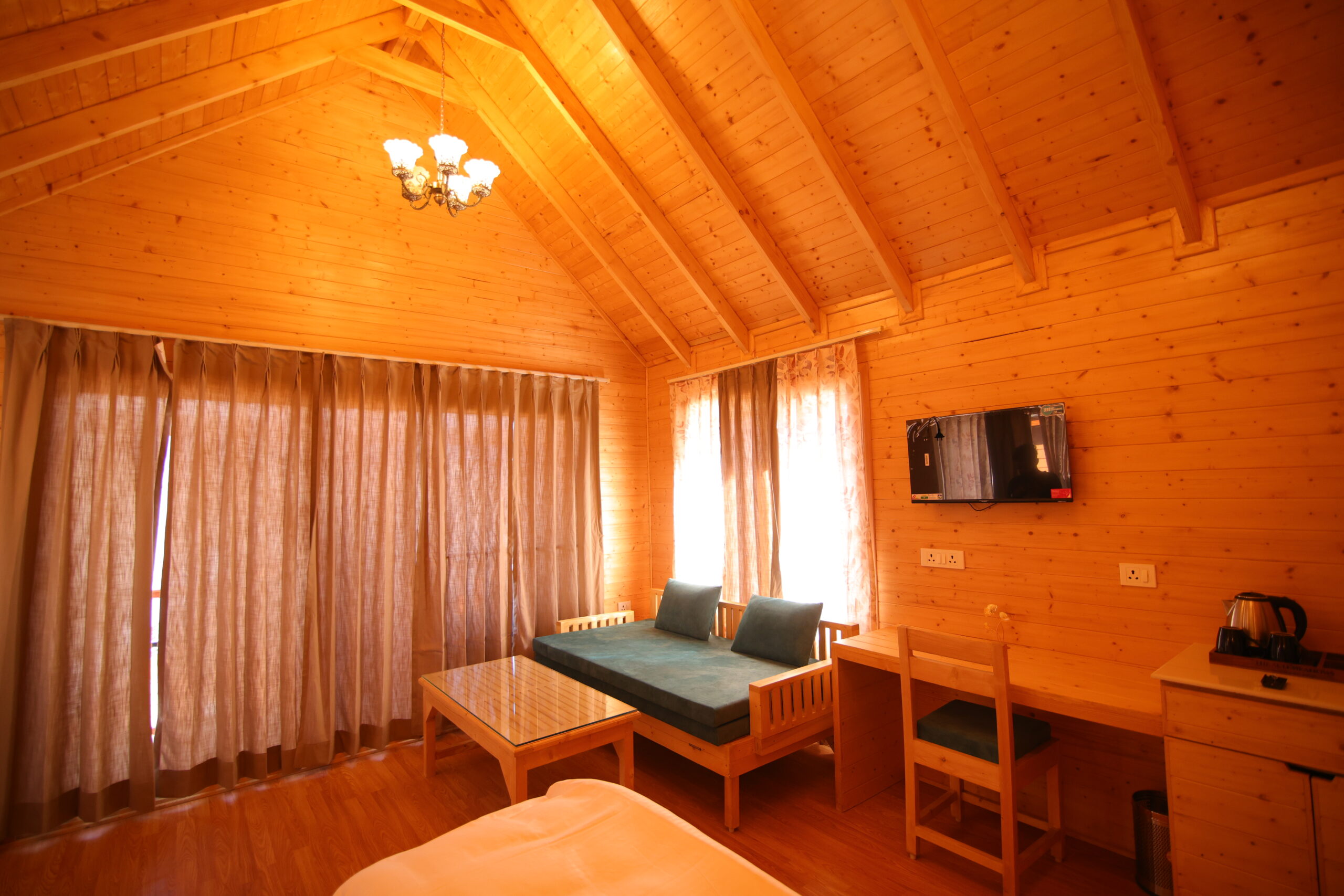 couple friendly hotels in auli